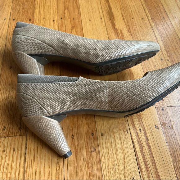 Elegant Beige Women's Heels - Picture 7 of 8